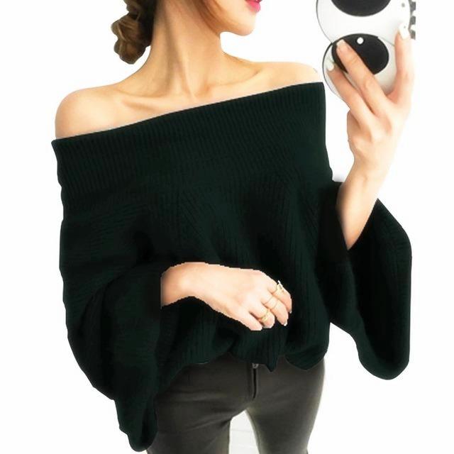 Женский свитер с широкими рукавами и открытыми плечами