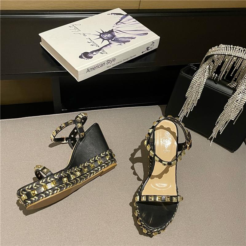 Модные женские босоножки Rivet Rome на высоком каблуке с пряжкой на ремешке из металлического ротанга, на танкетке, женские пляжные сандалии с открытым носком