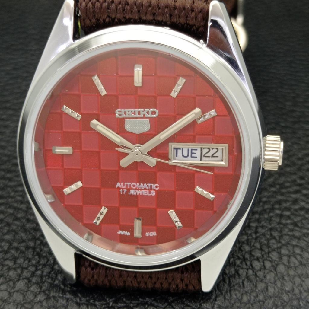 ВОССТАНОВЛЕННЫЕ МУЖСКИЕ ЧАСЫ SEIKO 5 AUTOMATIC, СДЕЛАНО В ЯПОНИИ, КРАСНЫЙ ЦИФЕРБЛАТ, ИЗГОТОВЛЕНЫ НА ЗАКАЗ a440096-2 QV90-a440096