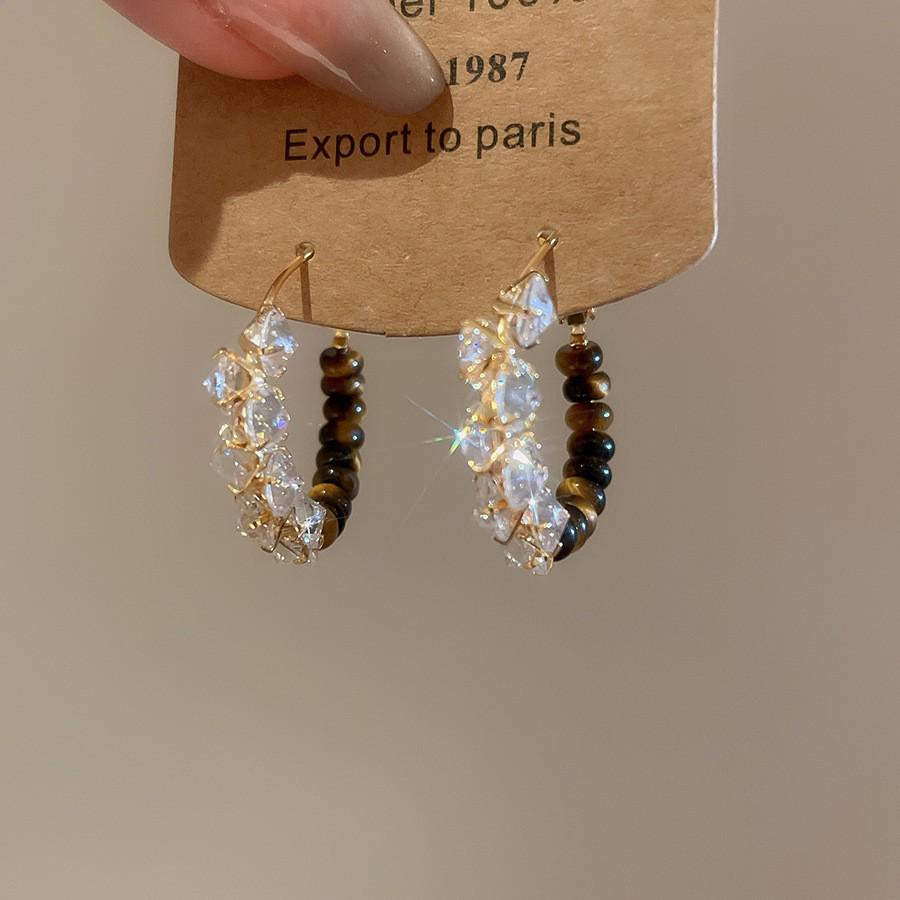 Серьги 'Серебряная игла' в стиле 'Тигровый глаз': Элегантные, модные серьги-пусеты с отделкой карамельного цвета.