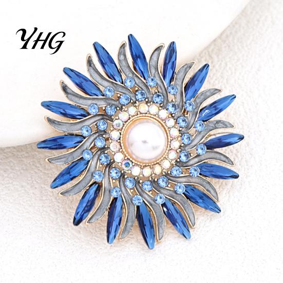 Lapel Pin with Faux Pearl Retro Rhinestone Sunflower Brooch Pin, Floral Style Pearl, Metal Flower Badge for Women, Clothing Accessories Embellished