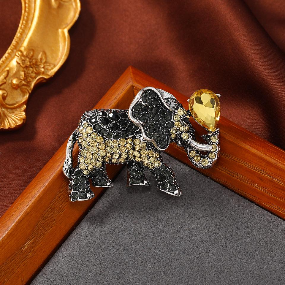 Retro Crystal Wealth Elephant Brooch – Rhinestone Alloy Animal Ornament for Outerwear Accessories and Gifts