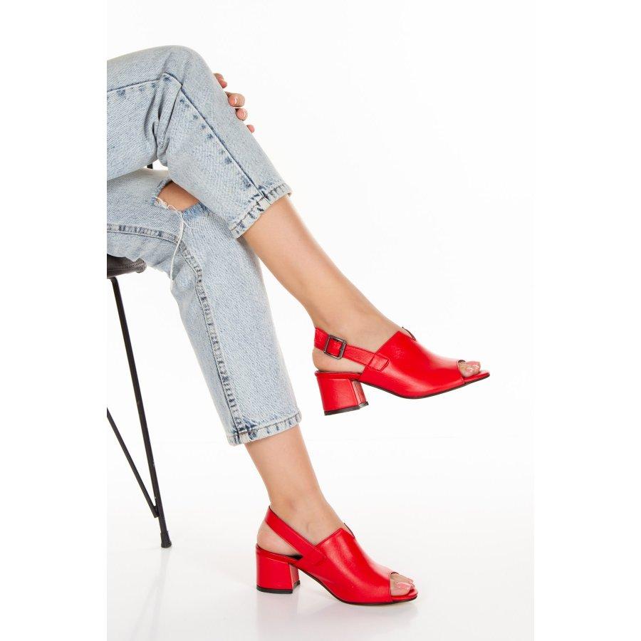 Женские стильные босоножки из натуральной кожи на квадратном каблуке