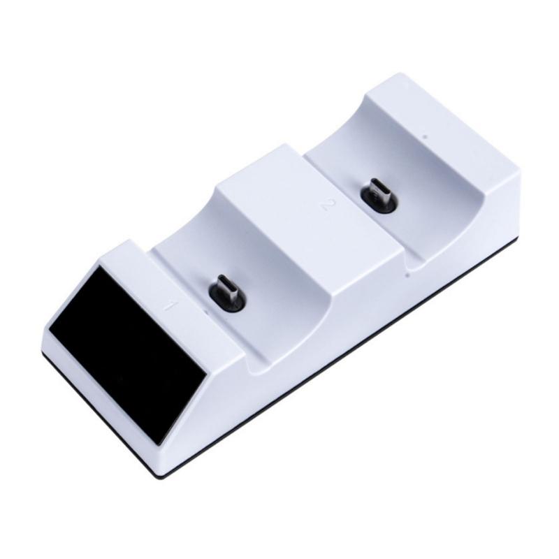 Зарядка двух контроллеров с помощью USB-кабеля с функцией быстрой зарядки и светодиодным индикатором состояния
