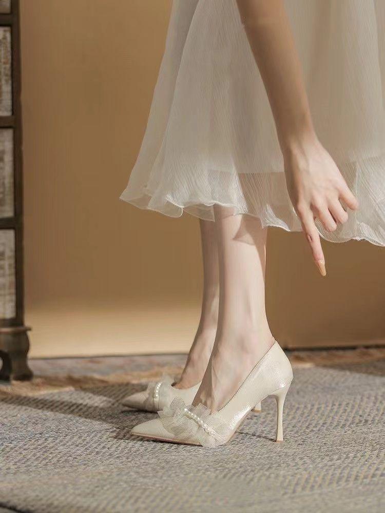 Лето 2025 новый универсальный стилет с юбкой заостренный французский нежный ветер фея невеста туфли на высоком каблуке туфли для подружки невесты