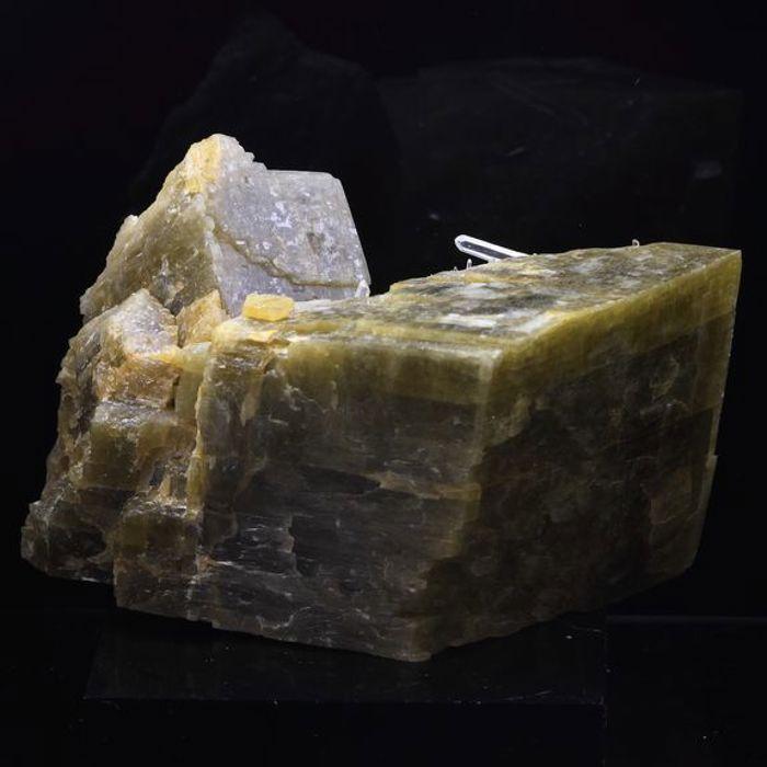 Pierres et Minéraux. Siderite, Quartz. 994.0 ct. Mésage Mine, Vizille, France..