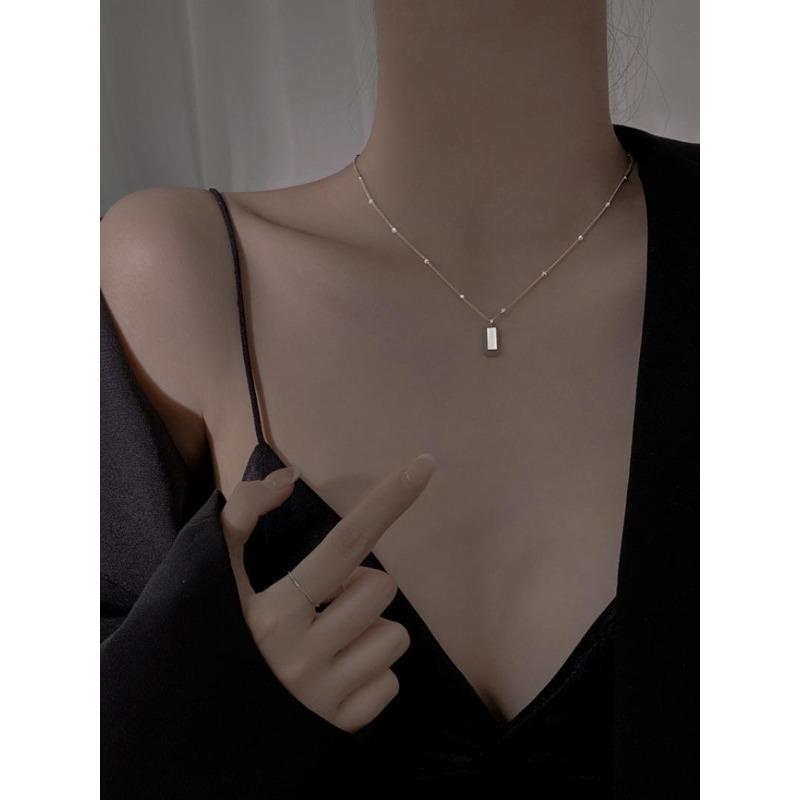 Женское ожерелье Высококлассный Нишевый Дизайн Ощущение Легкой Роскоши Золотой Слиток Темперамент Ключичная Цепочка Цепочка на Шею с Разнообразием Индивидуальности