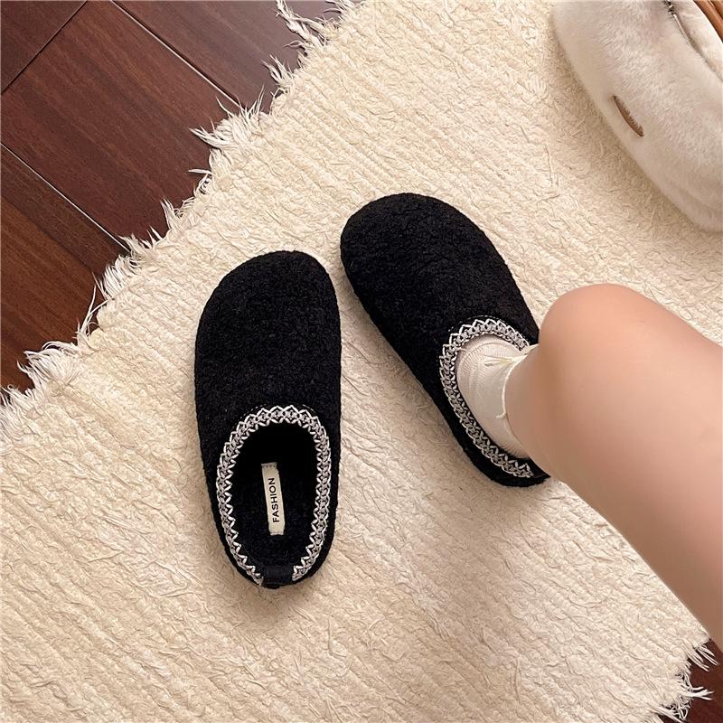 Ретро нескользящие толстоподошвенные пушистые тапочки для женской уличной носки 2025 новые осенне-зимние универсальные увеличивающие рост мягкоподошвенные тапочки с закрытым носком