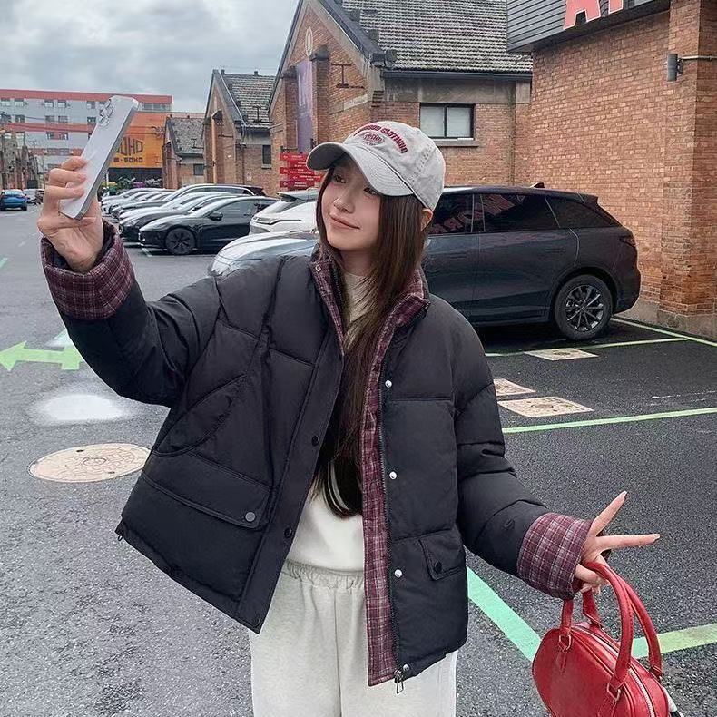 Женская короткая зимняя куртка в клетку пэчворк