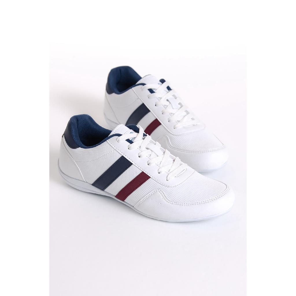 Мужская спортивная обувь на шнуровке черного цвета по бокам