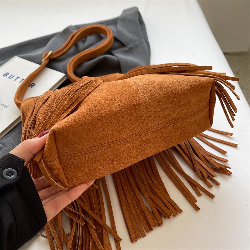 Женская сумка через плечо с кисточками через плечо