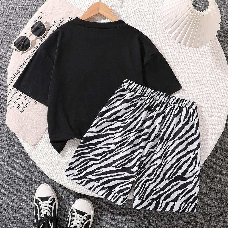 Костюм для девочек, летняя детская одежда, новый топ с короткими рукавами и рисунком в виде мультяшных букв + повседневные шорты с принтом зебры, костюм из двух частей