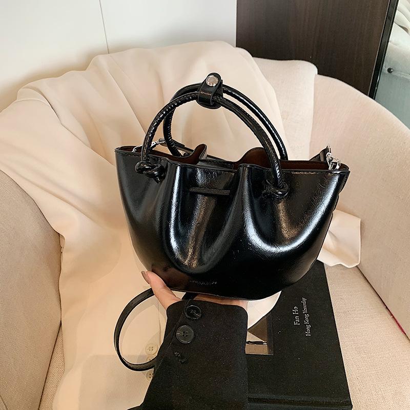 Korean niche design simple and versatile pleated handbag women's 2025 spring and summer new fashion messenger bucket bag