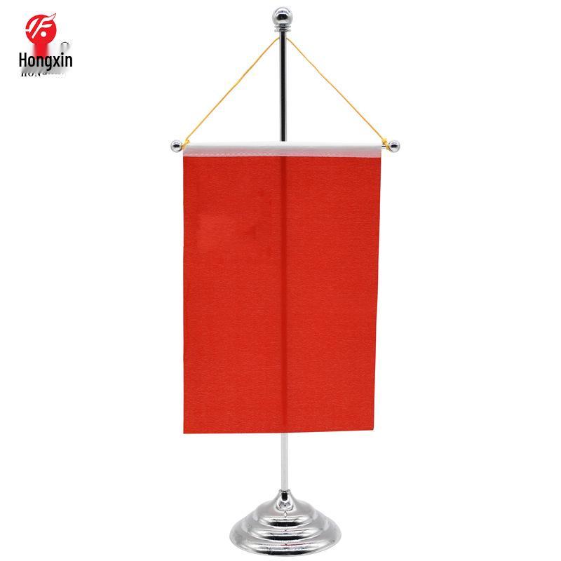 Красный односторонний рекламный флаг с металлической основой и поперечной перекладиной, оснащенной веревкой