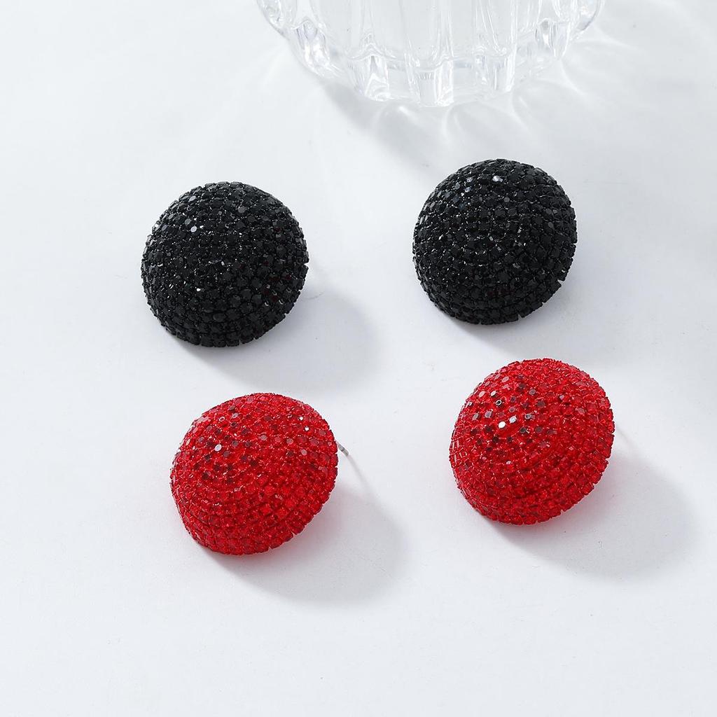 Серьги полукруглой формы со стразами осень/зима 2024 года — модные ювелирные изделия