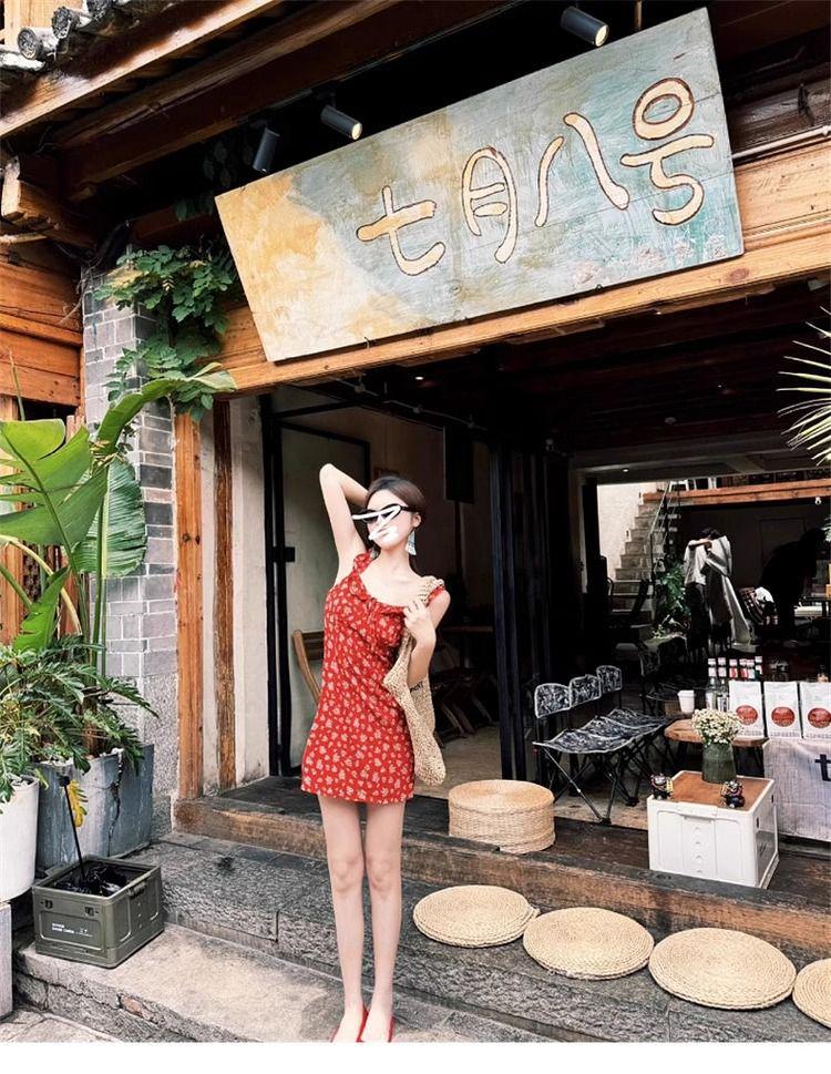 Женское французское ретро красное платье с цветочным принтом на бретелях-спагетти - издание начала весны 2025 года, дизайн для стройности талии.