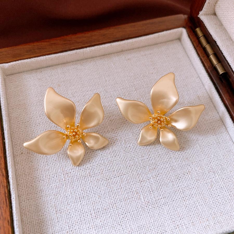 Silver Needle with Diamonds Flower Stripes Pearl Stud Earrings Medieval Vintage Retro Earrings Light Luxury Niche Earrings