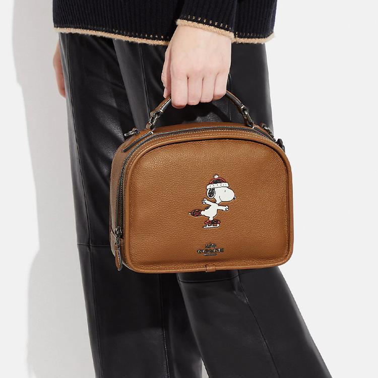 Coach X Peanuts Snoopy Коллаборация Ланч-бокс 22 Застежка-молния Принт Snoopy Кожа с текстурой 'галька' Ручная сумка Наплечная сумка Через плечо Маленькая CE846-QBQUN