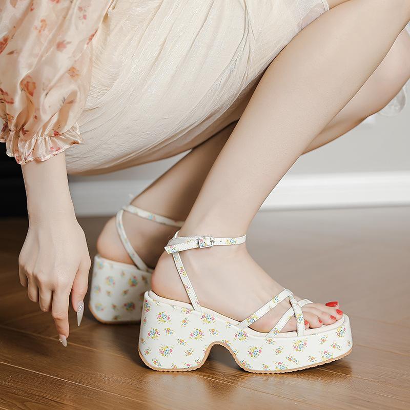 Женские летние сандалии на платформе-маффин, новый фасон на танкетке, обувь с небольшим увеличением высоты, с цветочным декором, с открытым носком, римские сандалии