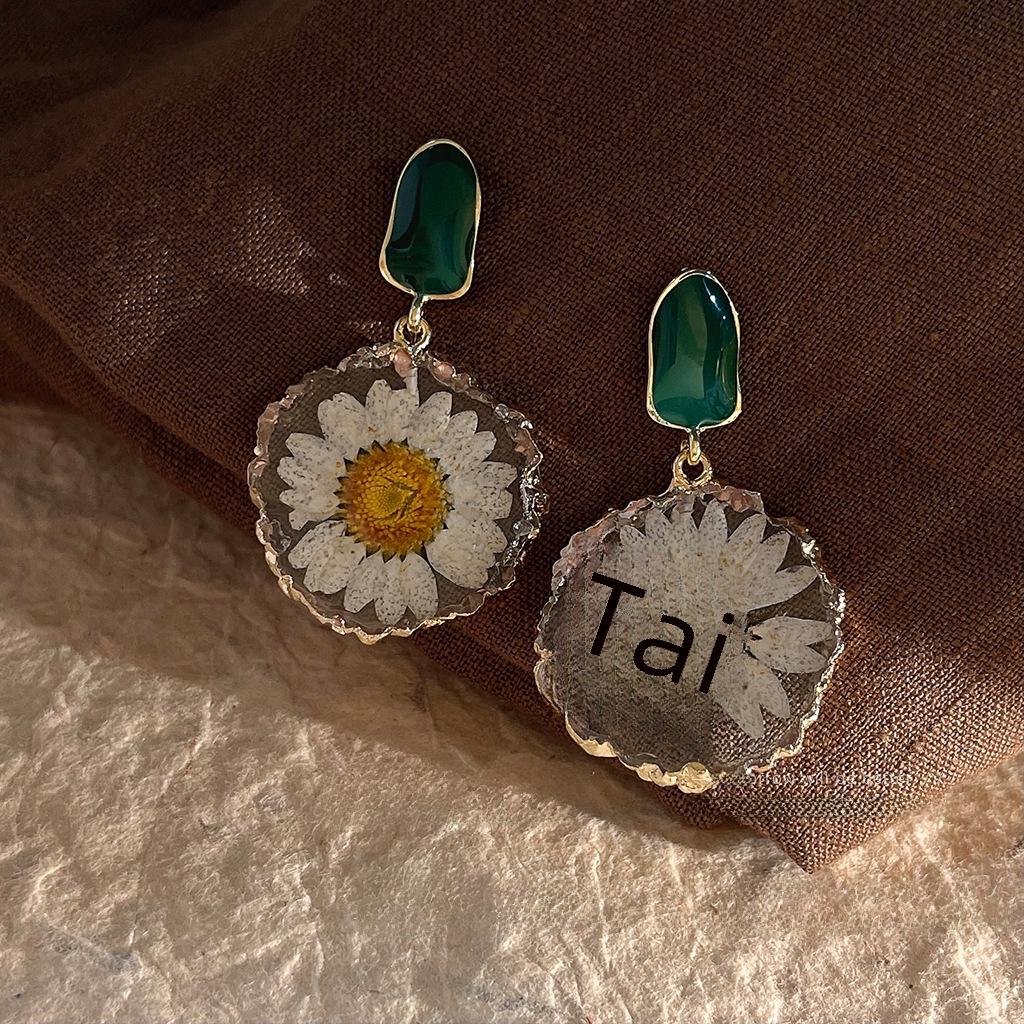 Элегантные серьги с засушенными цветами маргаритки: Модные аксессуары для женщин