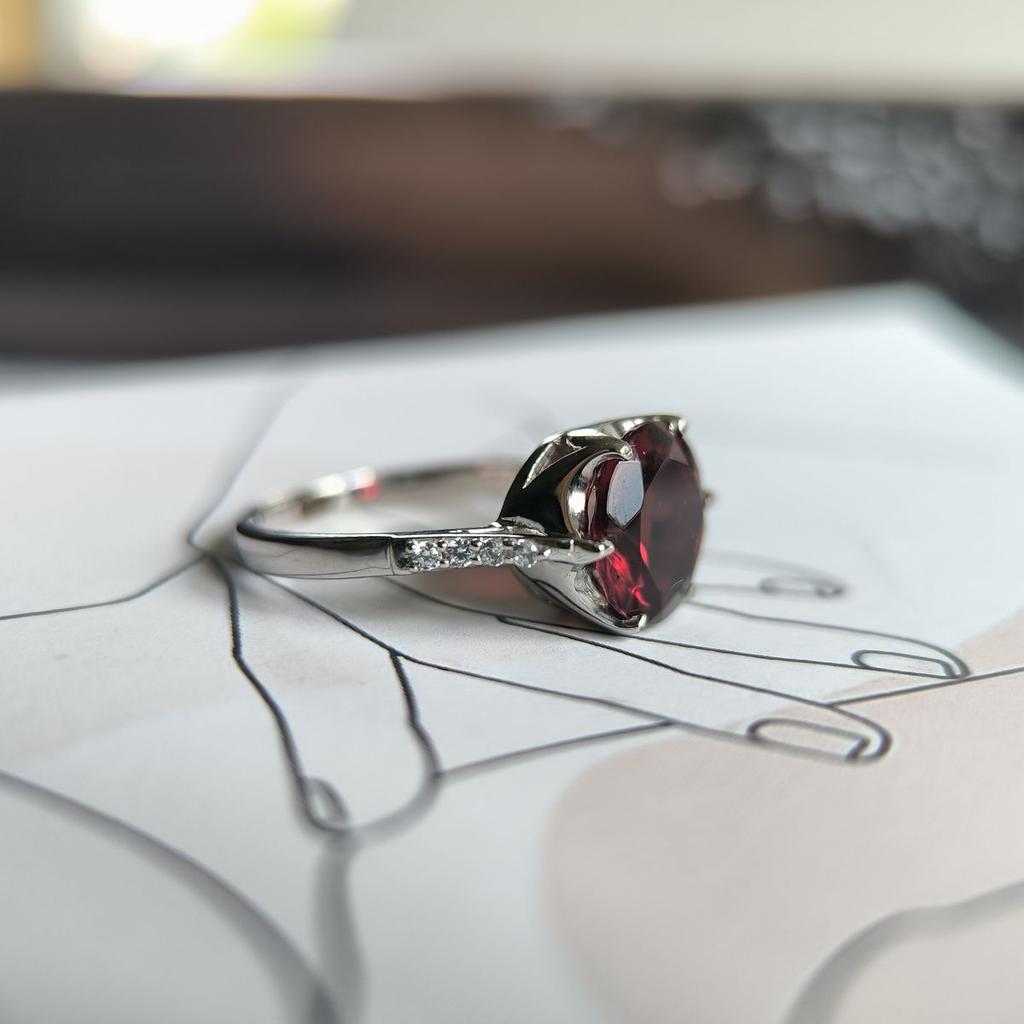 Серебряное кольцо с искусственным гранатом nano 2.714ct, фианитами, вес изделия 3,61 гр (60002152)