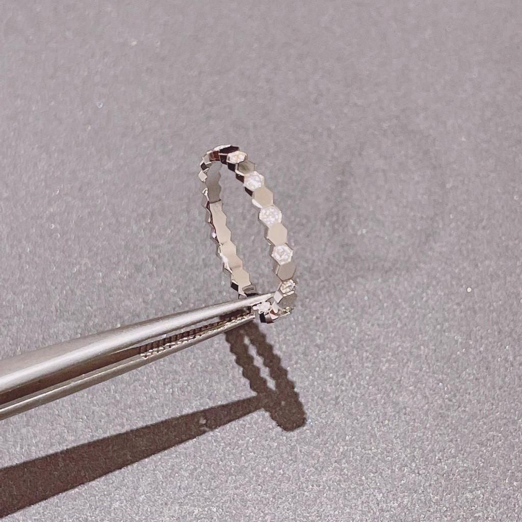 High-Quality Stackable Honeycomb Rhinestone Ring for Women - Fashionable V Gold Design