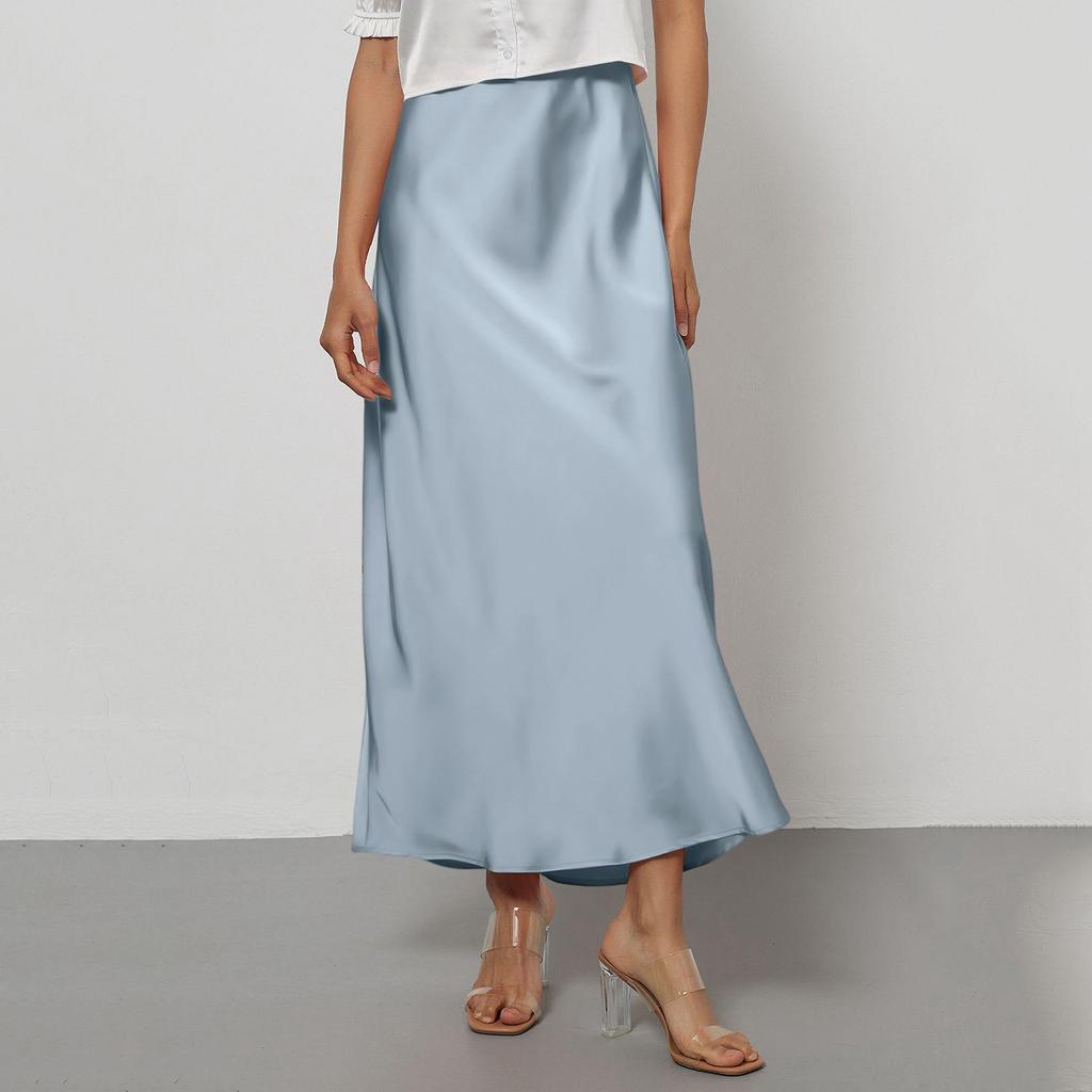 Элегантное женское атласное платье-миди с юбкой и драпировкой, облегающего силуэта.