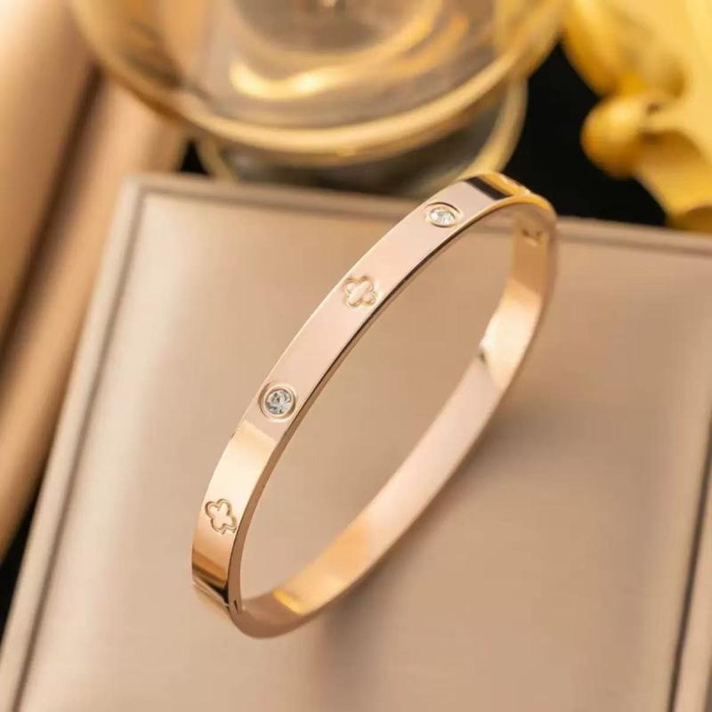 Stainless Steel Women's Bracelet with Diamonds and Four-Leaf Clover Studs - Non-fading, Cross-border Design.