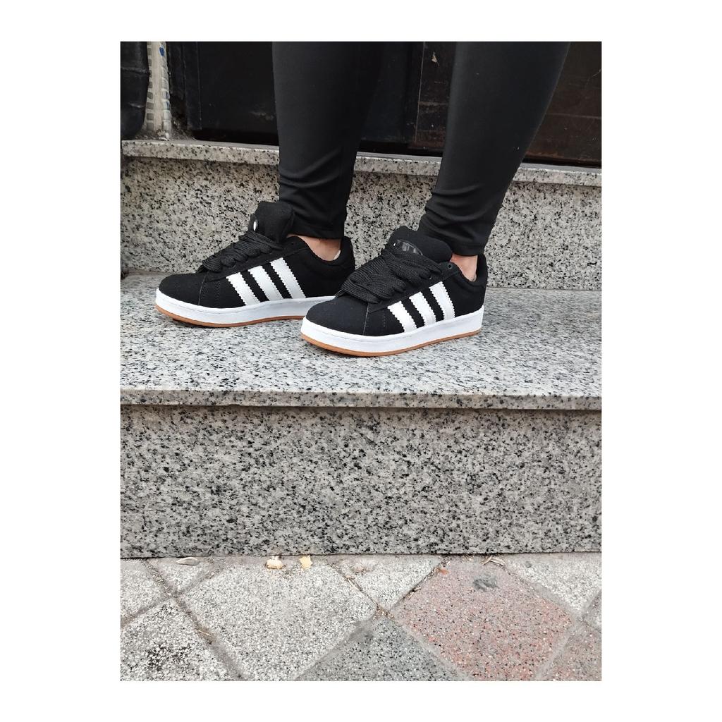 Простая и стильная черная спортивная обувь — белые полоски, повседневная и спортивная обувь