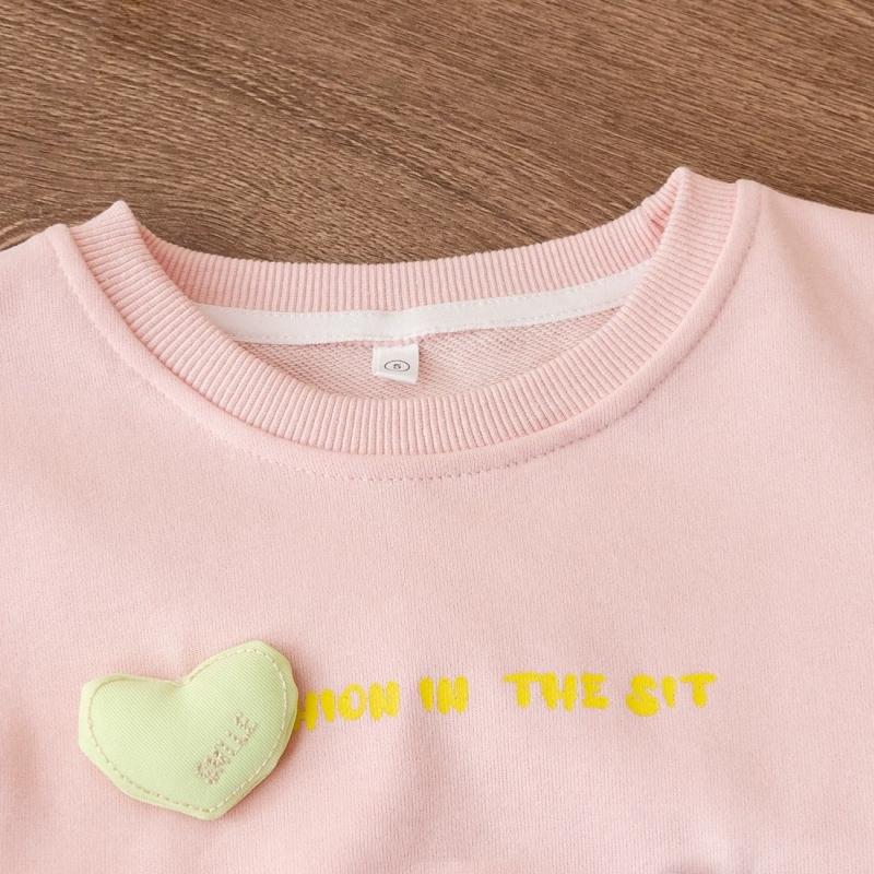 Весенне-осенняя одежда для девочек с длинным рукавом, топ с круглым вырезом, украшенный 3D-сердцем с принтом букв, милая детская одежда