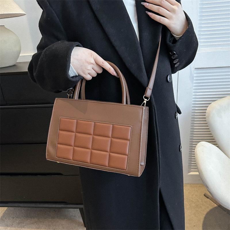 Сетка вмятина темперамент ретро контрастный цвет сумка 2024 новый модный корейский вариант простая повседневная сумка через плечо женская