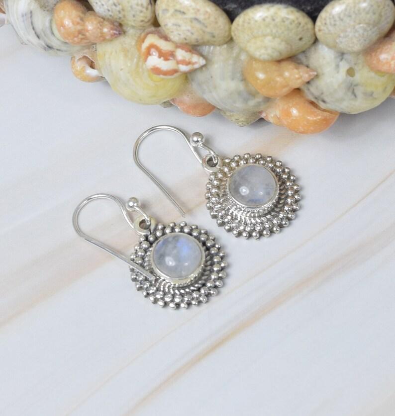 Серьга с лунным камнем, дизайнерская серьга, серьга ручной работы, подарок для нее, серьга-безель, бохо-украшение, серебро 925 пробы