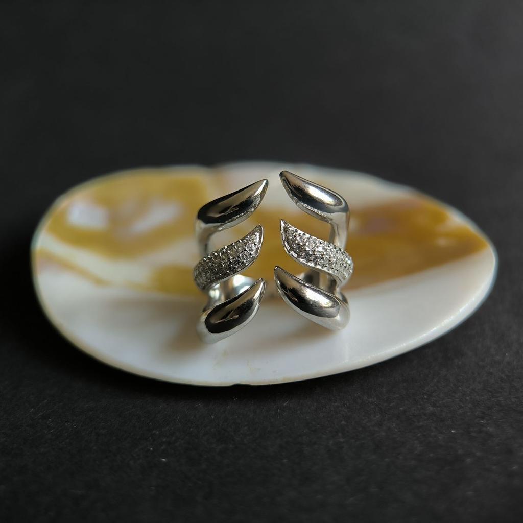 Серебряное кольцо с фианитами, вес изделия 6,89 гр (2192046)