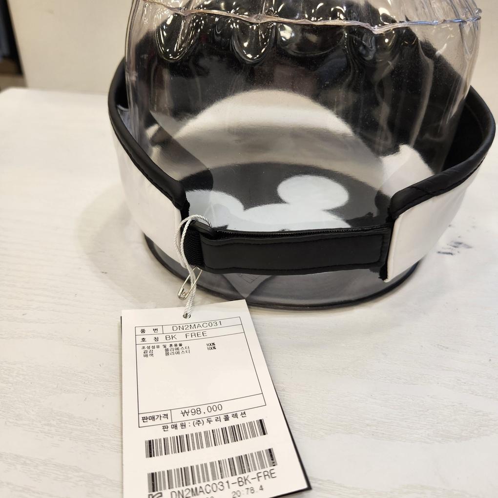 A functional men's sun cap with a stylish UV protection brim featuring a golf logo.