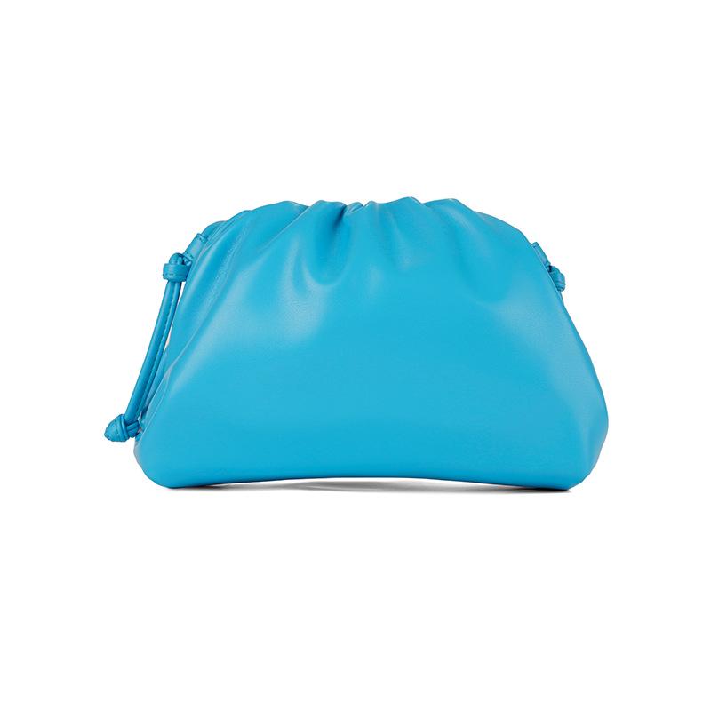 Женская сумка 2024 года из мягкой кожи с плиссировкой — вечерняя, наплечная и сумка-мессенджер с однотонной текстурой.