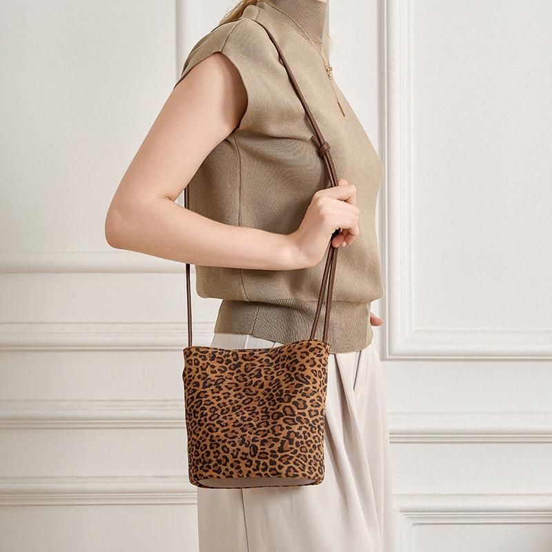 Сумка на плечо модной расцветки «леопард» под мышкой, легкая роскошная, с высоким чувством стиля, новая женская сумка-мессенджер, портативная кожаная сумка-ведро