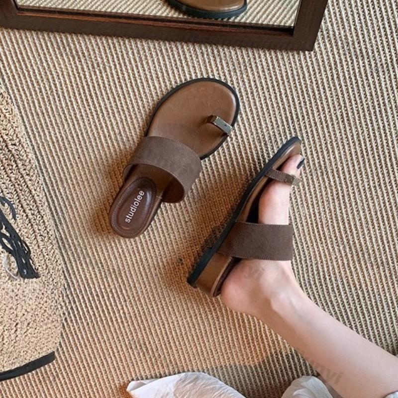 Модные женские шлепанцы на одно слово 2025 лето новинка уличные дышащие сланцы с перемычкой между пальцев на танкетке плоская обувь модное увеличение роста сандалии слипоны