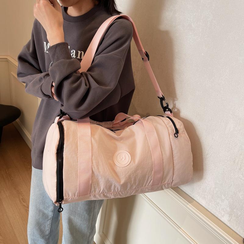 Женская сумка для спорта и фитнеса с многокарманным классификационным дизайном, отделением для обуви, ручками, разделением на влажное и сухое, может закрывать телескопическую ручку чемодана