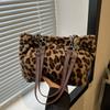 Leopard Pattern Travel Warm Plush Shoulder Bag Women Large Capacity Chain Decor Tote Bag Vintage Soft Faux Fur Top Handle Handbag