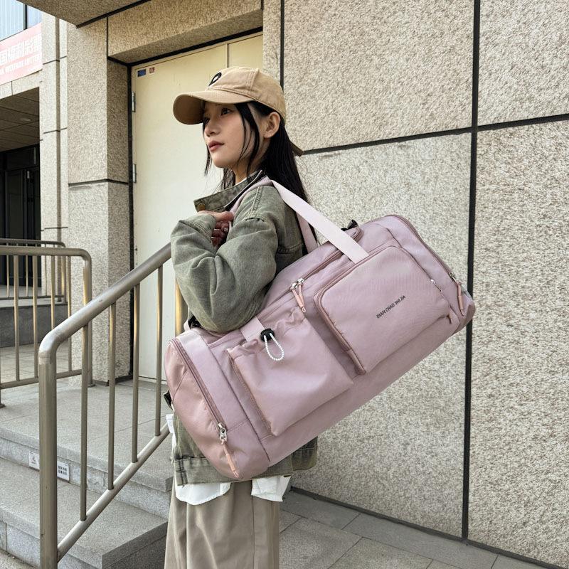 Студенты колледжа, мужчины и женщины, могут хранить багажные сумки для влажных и сухих вещей, спортивные сумки для школы и отпуска.