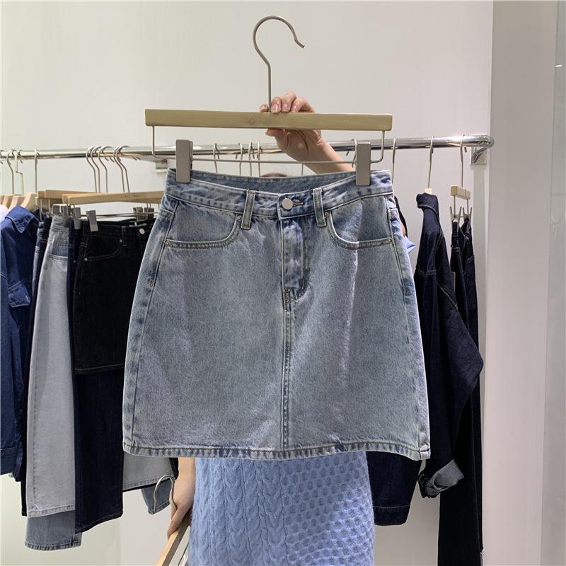 Женская джинсовая юбка А-силуэта с высокой талией — облегающий тренд лета 2021 года