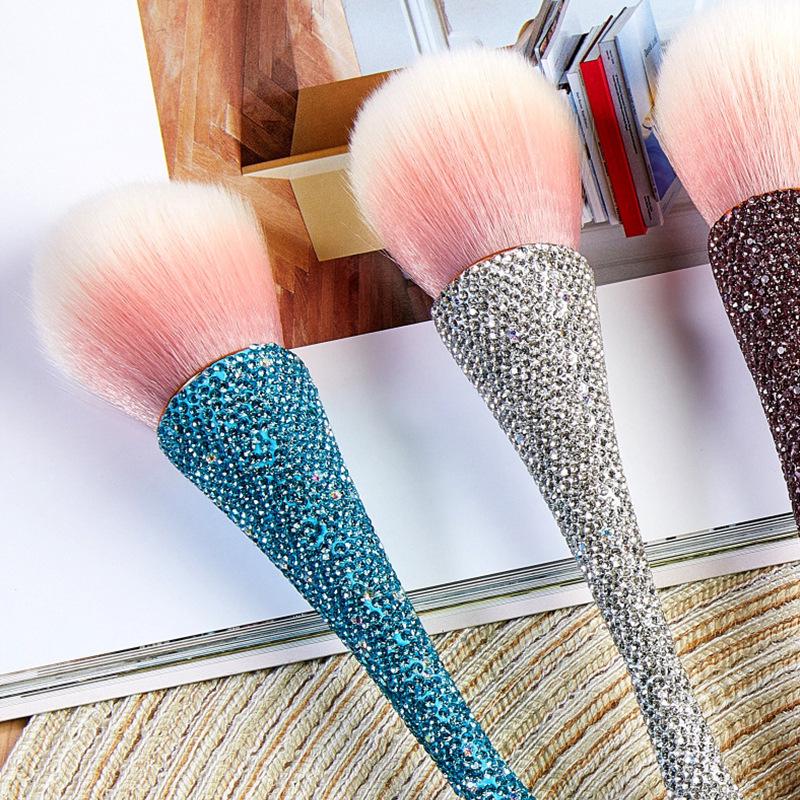 Кисть для макияжа XL с мягкой щетиной и бриллиантовыми вставками для хайлайтинга и нейл-арта
