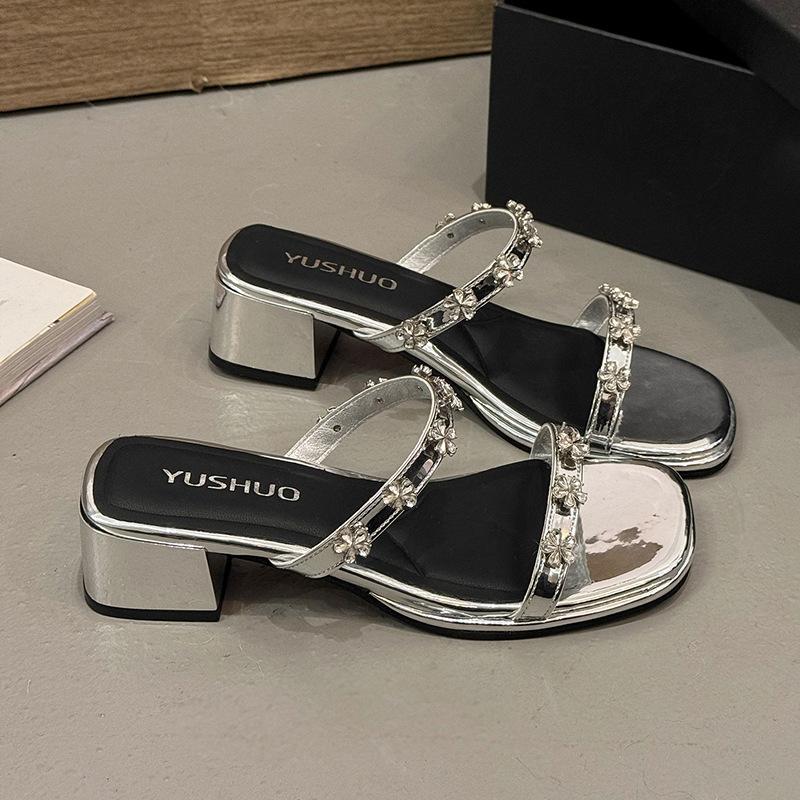 Красивые темпераментные крутые тапочки женские летние новые популярные сандалии с открытым носком и стразами толстый каблук шлепанцы на одной перемычке