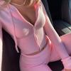 Модный вязаный двухпредметный костюм с капюшоном в европейско-американском стиле 2025 года: Сексуальный костюм для женщин: топ с длинным рукавом и брюки с высокой талией.