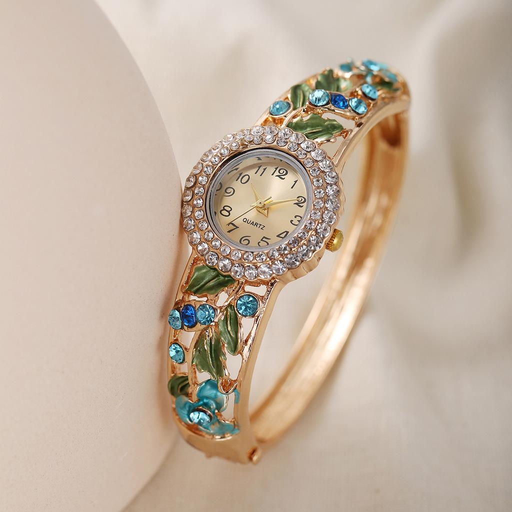 2026 Новые женские часы с кварцевым механизмом, украшенные бриллиантами и декоративным цветком, модные часы-браслет из сплава для женщин
