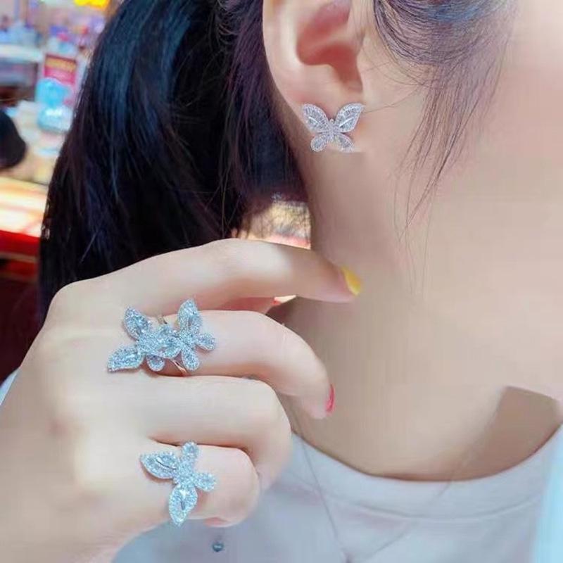 Комплект украшений «Бабочка с цирконом»: Элегантное бриллиантовое ожерелье, Универсальные серьги-пусеты в виде бабочек, Модное кольцо