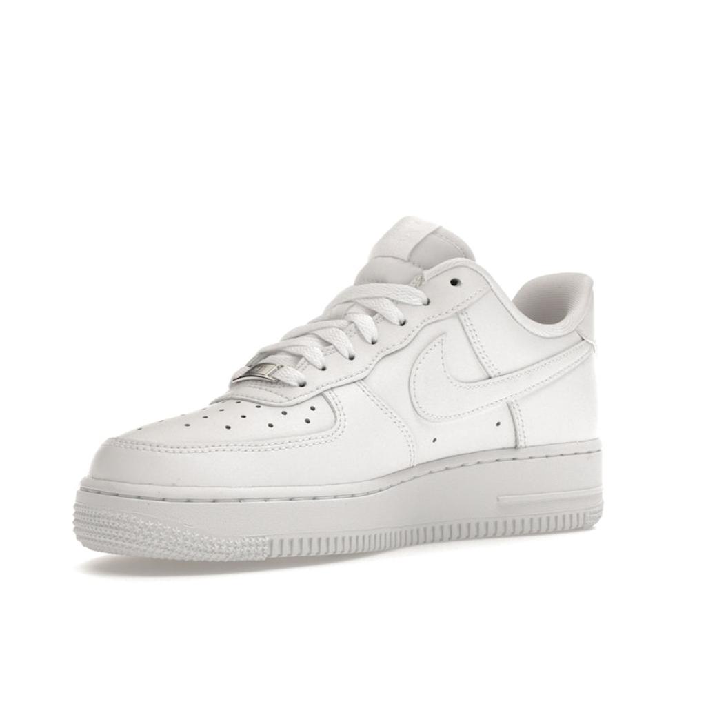 Nike Женские кроссовки Air Force 1 07 Studded Swoosh белого цвета с металлическим/серебристым/платиновым оттенком FQ8887-100