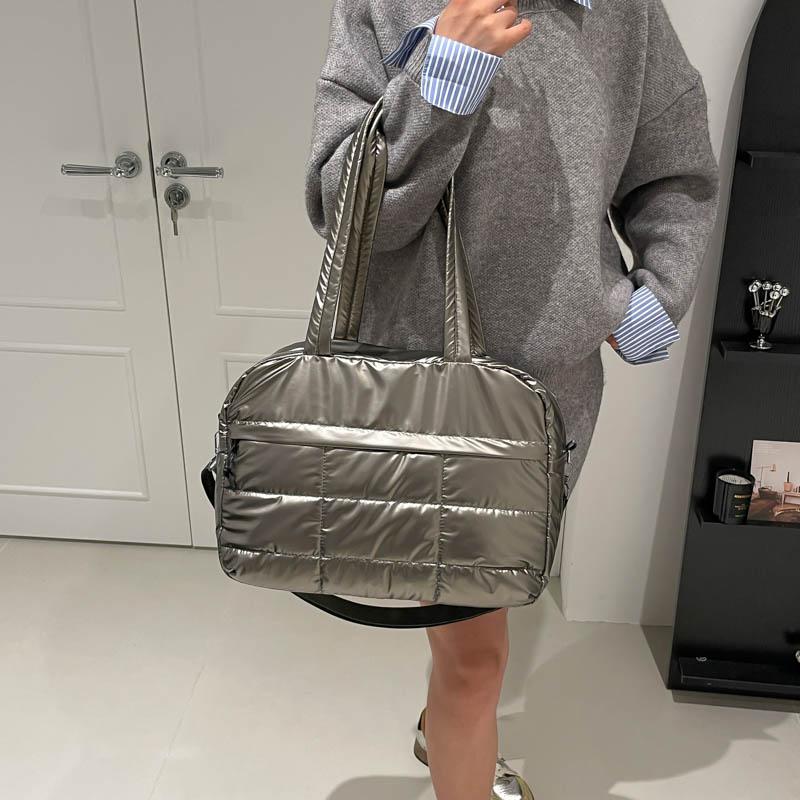 Yogodlns Стеганая однотонная мягкая дорожная сумка, портативная стильная вместительная женская сумка для спорта, работы и повседневного использования