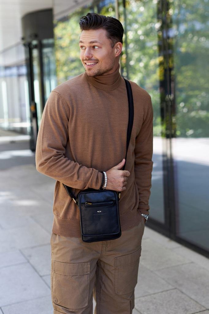 Men's urban messenger bag made of natural leather - Peterson