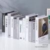 Минималистичный декор в виде искусственных книг для демонстрации в гостиной